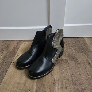 UNITY IN DIVERSITY  black boots size 39